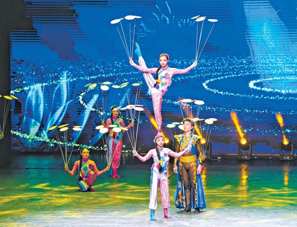 中国杂技团《金牌杂技闹新春》在北京艺术中心激情上演。