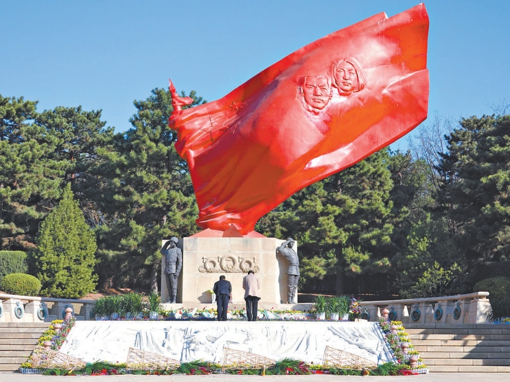 4月4日,本市迎来祭扫高峰。在八宝山革命公墓,许多市民在为逝去亲人扫墓的同时,还自发为英烈扫墓,表达对英烈的深深敬意。 4月4日,本市迎来祭扫高峰。在八宝山革命公墓,许多市民在为逝去亲人扫墓的同时,还自发为英烈扫墓,表达对英烈的深深敬意。
