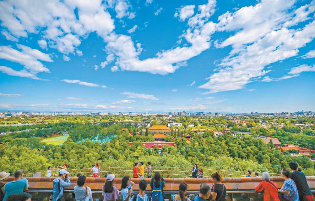 北京中轴线赓续文脉、重塑风貌,吸引众多游客拍照留念。 北京中轴线赓续文脉、重塑风貌,吸引众多游客拍照留念。