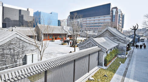 观众在北京西单参观蒙藏学校旧址(2023年3月28日摄)。 观众在北京西单参观蒙藏学校旧址(2023年3月28日摄)。