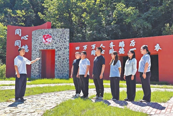 社会团体在延庆区大庄科乡霹破石村新落成的同心同德红色文化广场开展活动。