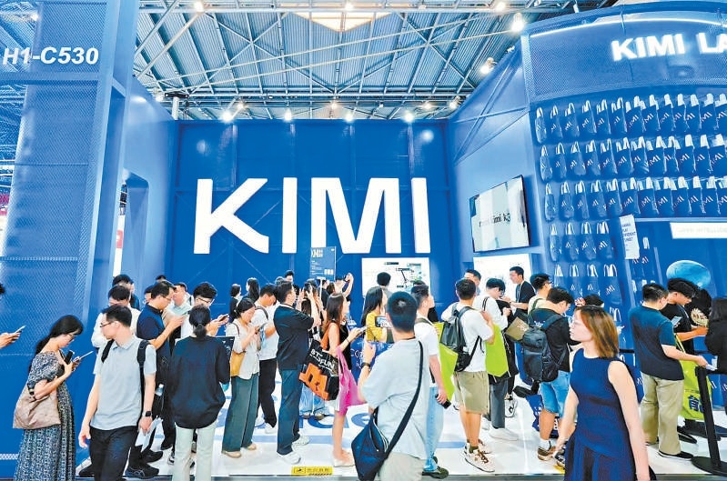 月之暗面展区,观众络绎不绝。 月之暗面展区,观众络绎不绝。
