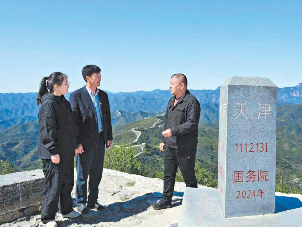 10月1日，北京市平谷区金海湖镇红石门村党支部书记胡杰（左）、天津市蓟州区下营镇前干涧村党支部书记张雪松（中）和河北省兴隆县陡子峪乡前干涧村党支部书记闫凤龙在京津冀三界碑旁相聚，共同商量三个村怎样抱团发展得更红火。