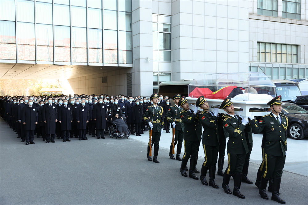 12月5日，江泽民同志的遗体在北京火化。这是习近平、李克强、栗战书、汪洋、李强、赵乐际、王沪宁、韩正、蔡奇、丁薛祥、李希、王岐山、胡锦涛等到中国人民解放军总医院为江泽民同志送别，护送江泽民同志的遗体上灵车。