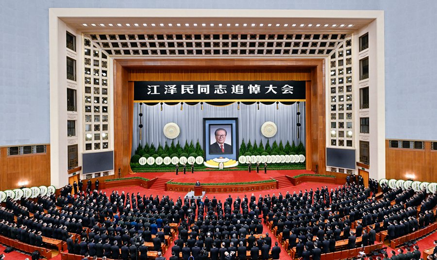 12月6日，中共中央、全国人大常委会、国务院、全国政协、中央军委在北京人民大会堂隆重举行江泽民同志追悼大会。