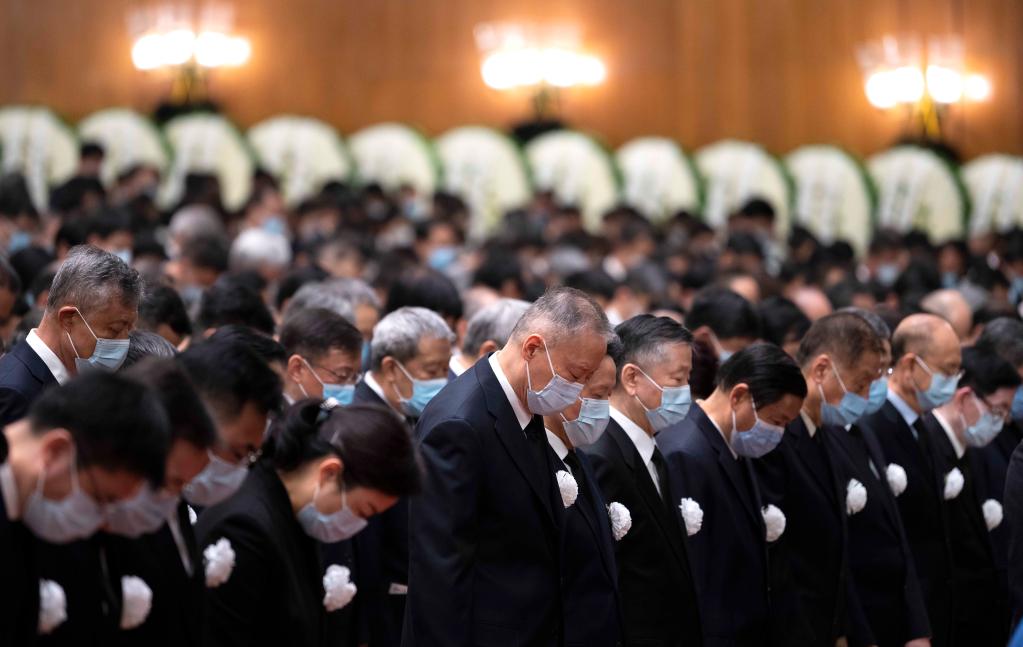 12月6日上午，中共中央、全国人大常委会、国务院、全国政协、中央军委在北京人民大会堂隆重举行江泽民同志追悼大会。