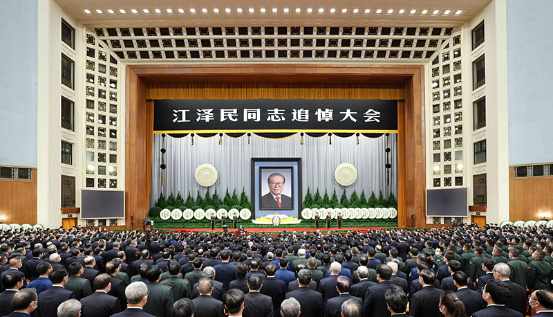 12月6日，中共中央、全国人大常委会、国务院、全国政协、中央军委在北京人民大会堂隆重举行江泽民同志追悼大会。