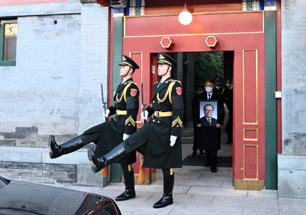 12月11日，遵照江泽民同志及其亲属的意愿，敬爱的江泽民同志的骨灰在长江入海口撒入大海。受党中央委托，中共中央政治局常委、中央书记处书记蔡奇等领导同志和江泽民同志的夫人王冶坪等亲属护送骨灰撒放。这是江泽民同志的亲属捧着遗像、骨灰盒和花圈，缓步走出中南海来福堂。