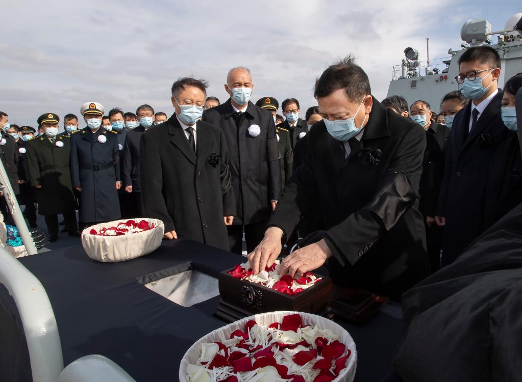 12月11日，遵照江泽民同志及其亲属的意愿，敬爱的江泽民同志的骨灰在长江入海口撒入大海。受党中央委托，中共中央政治局常委、中央书记处书记蔡奇等领导同志和江泽民同志的夫人王冶坪等亲属护送骨灰撒放。