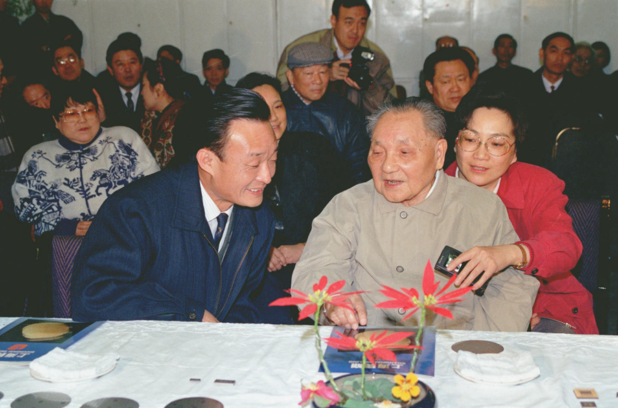 1992年2月10日，邓小平同志在上海贝岭微电子制造有限公司参观时与吴邦国同志交谈。