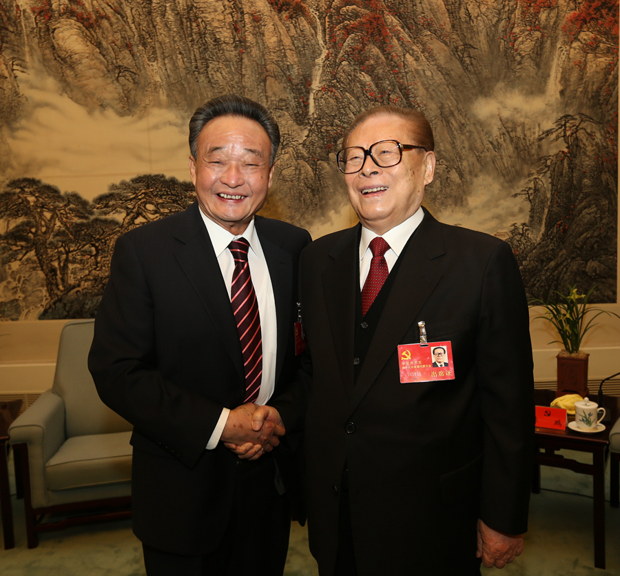 2012年11月14日，中国共产党第十八次全国代表大会在北京闭幕。这是闭幕会前，江泽民同志与吴邦国同志在一起。