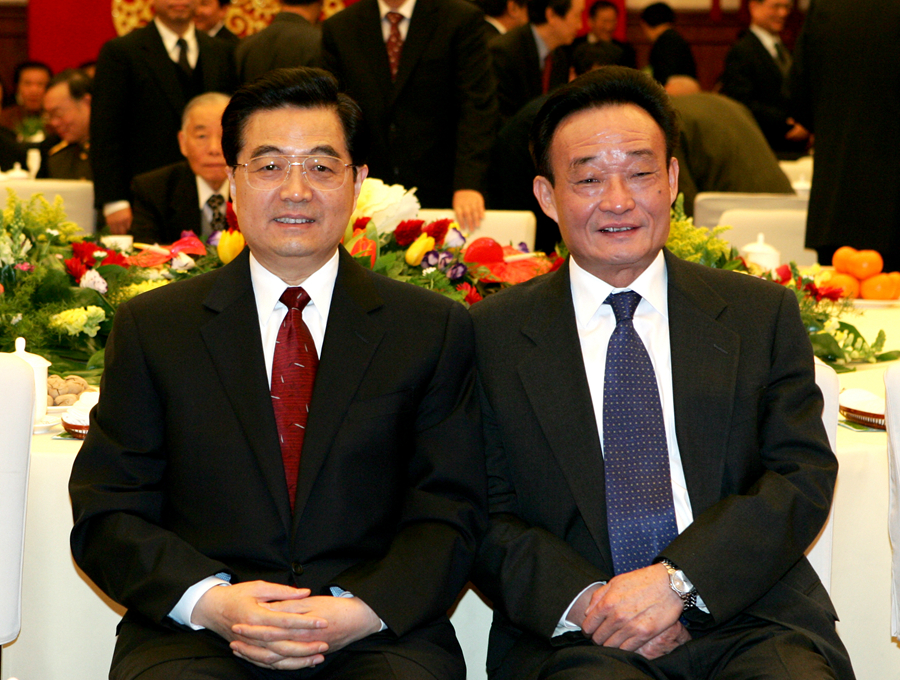 2005年1月1日，全国政协在北京举行新年茶话会。这是胡锦涛同志与吴邦国同志在一起。