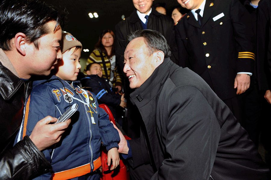 2008年2月3日，吴邦国同志在北京西站候车室与旅客交谈。