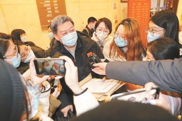 1月12日，参加市政协十四届一次会议的委员们陆续来到驻地报到。在接下来的4天半时间里，委员们将围绕大会各项议程积极履职、建言献策。图为北京中医医院院长刘清泉委员报到。