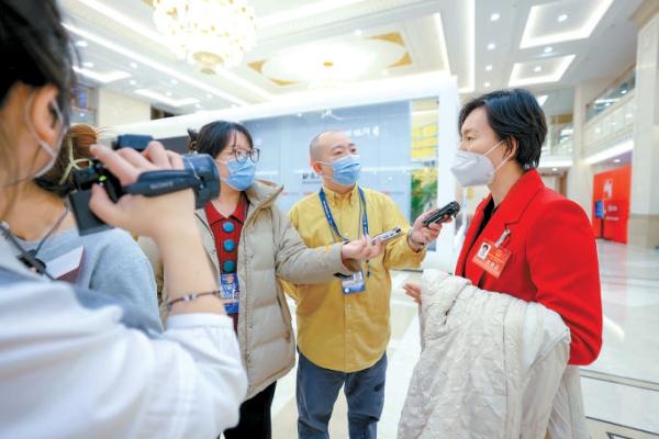 北京市十六届人大一次会议召开在即，首次当选市人大代表的平谷团代表岳巧云接受记者采访。