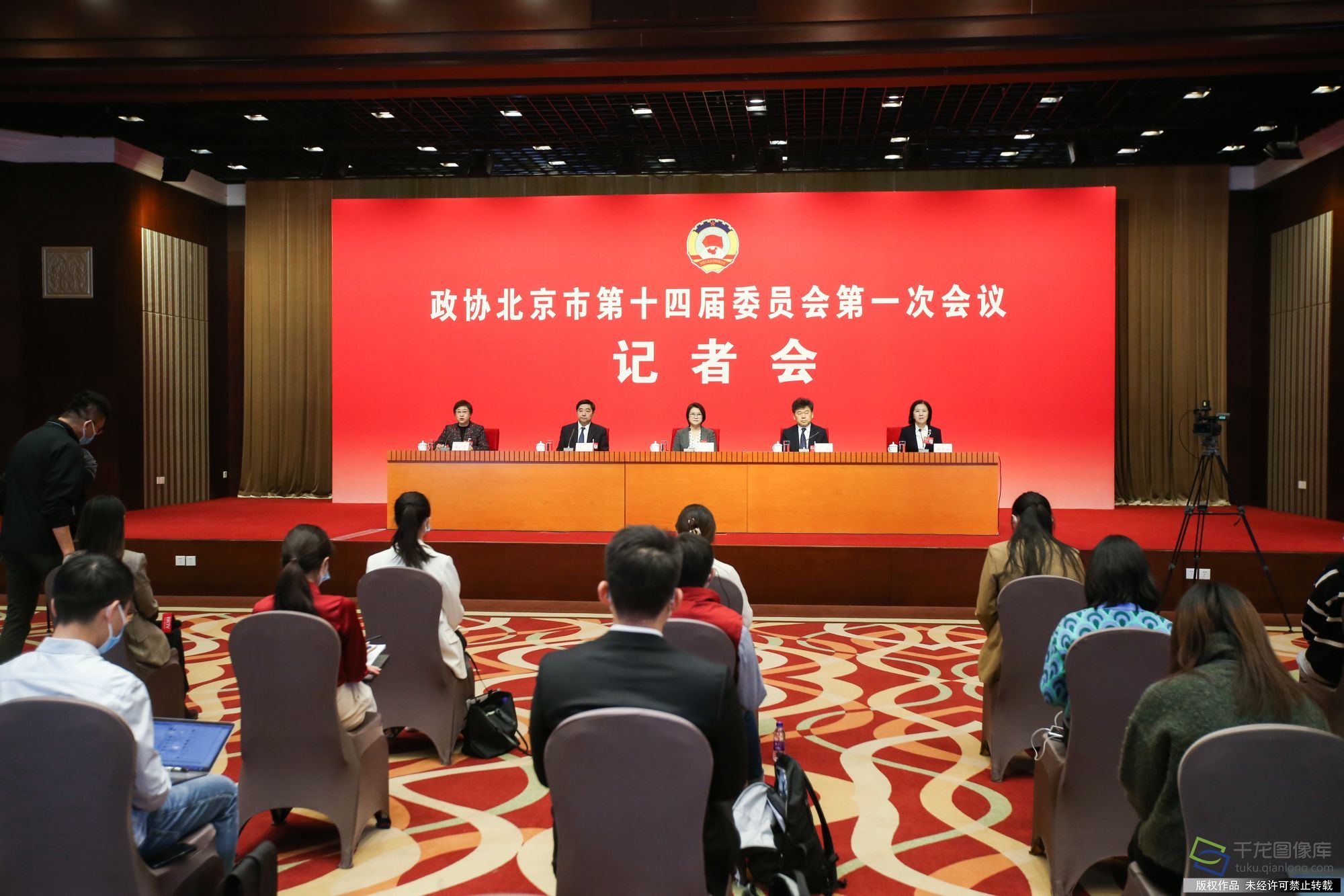 1月15日下午，北京市政协十四届一次会议召开记者会，李岩、许槟、吴晨、钱嘉宏4位委员围绕“贯彻落实中共二十大精神为深入推进首都城市更新、打造宜居环境献计出力”建言献策并回答记者提问。图为记者会现场。