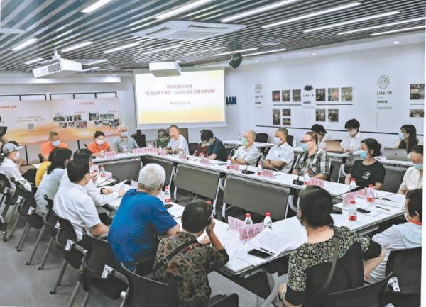 “万名代表下基层”立法征求意见座谈会在朝外街道代表之家举办。会上，群众对城市更新条例草案发表意见建议。