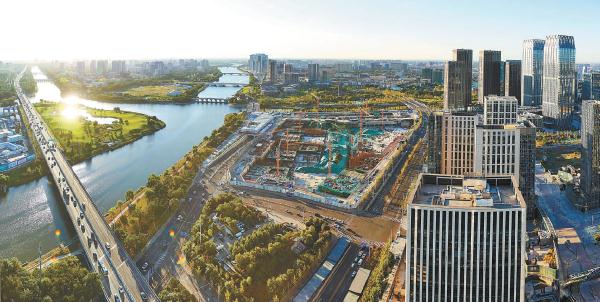 清晨，城市副中心商务区沐浴在阳光之中。
