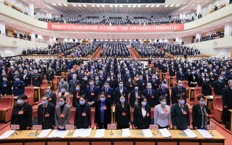 1月15日上午，北京市十六届人大一次会议隆重开幕，与会代表高唱国歌。