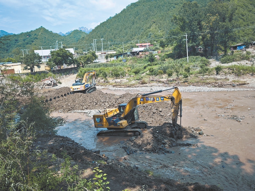 陈家峪村外的河道正在清理。