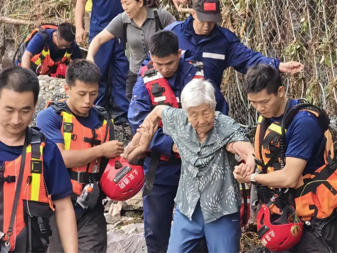 37小时转移105人！一场绝壁上的救援