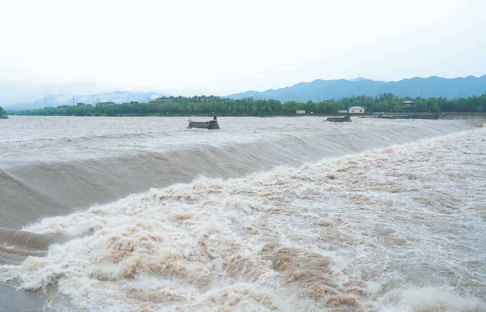 7月29日上午，在密云水库下游泄流现场，潮河、白河交汇处水声震耳欲聋，水面宽近300米。