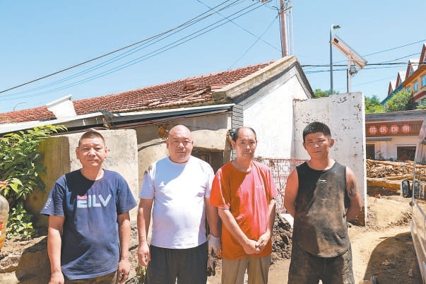 图为凿开屋顶救人的四位村民张豪、张贺、田荣国和王志飞（从左至右）。