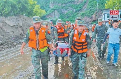 6000余名部队官兵和消防指战员投入防汛抢险 用血肉之躯筑起抗洪堤坝 有一种安全感 叫“人民子弟兵”