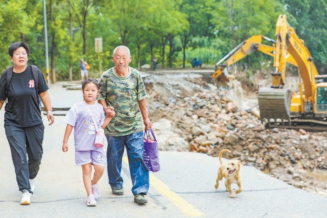 7月31日，西火路全线抢通，具备车辆人员通行条件。