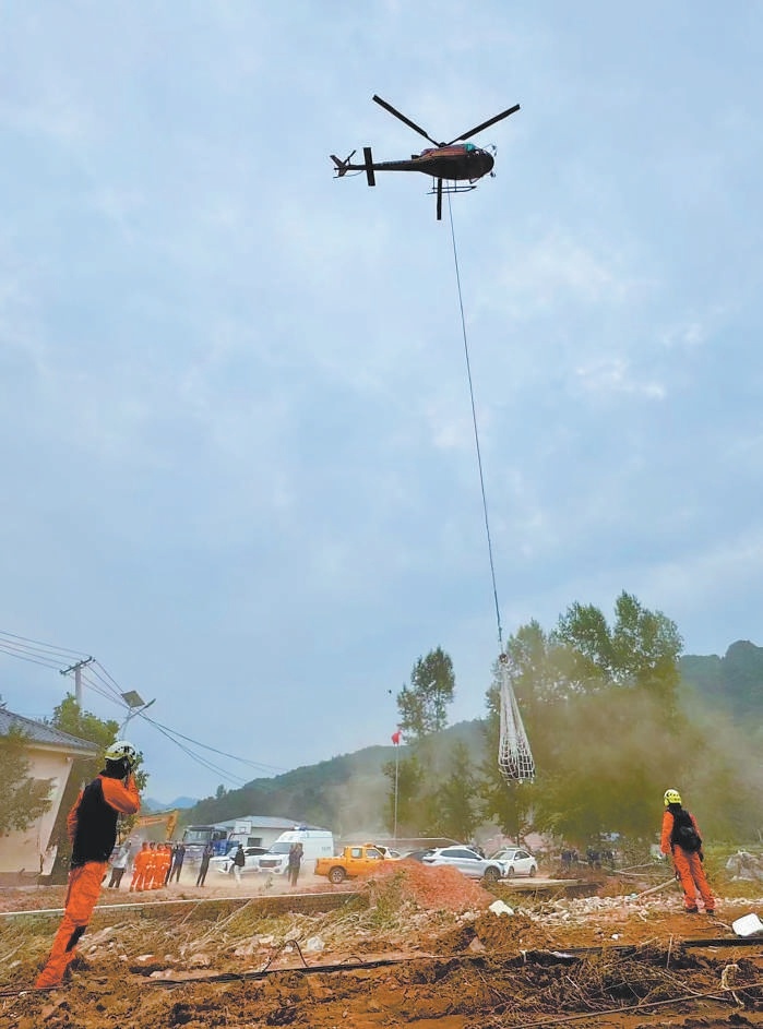 7月31日，国网北京电力联合国网空间技术公司首次使用直升机为受灾地区运送应急电力物资。图为直升机将发电机送达北沟村。