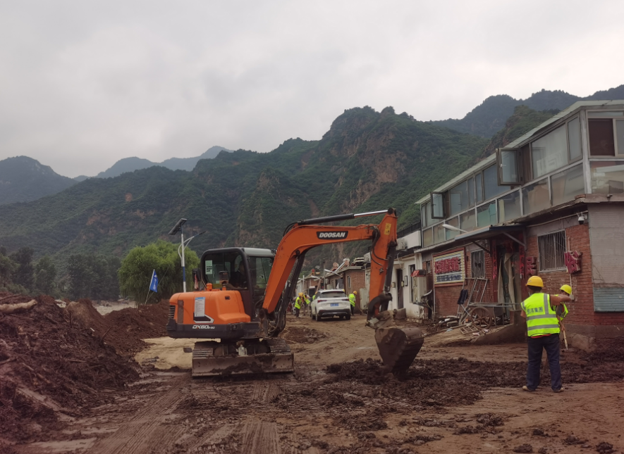 挖掘机正在对道路进行清淤。