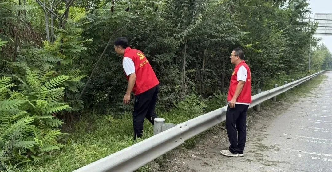 青年党员巡查潮白河堤防。