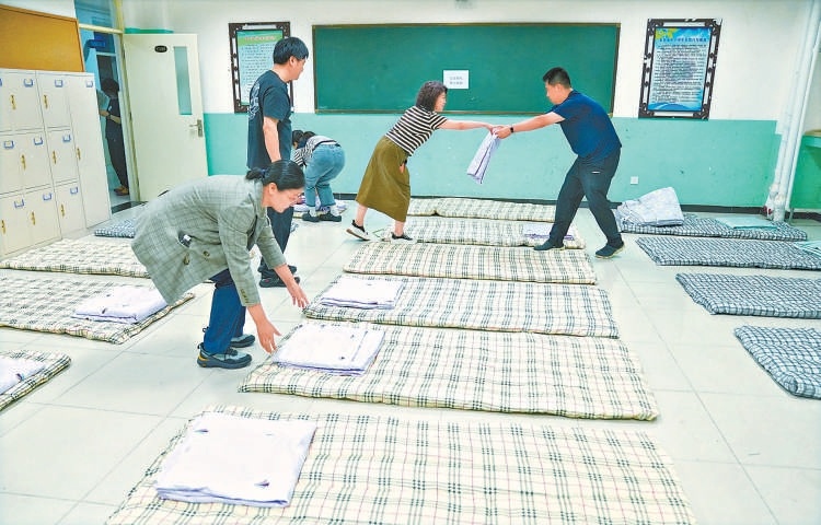 通州区西集镇汛期转移安置点备齐生活物资和应急保障设施,实现应备尽备、随时可用。 通州区西集镇汛期转移安置点备齐生活物资和应急保障设施,实现应备尽备、随时可用。