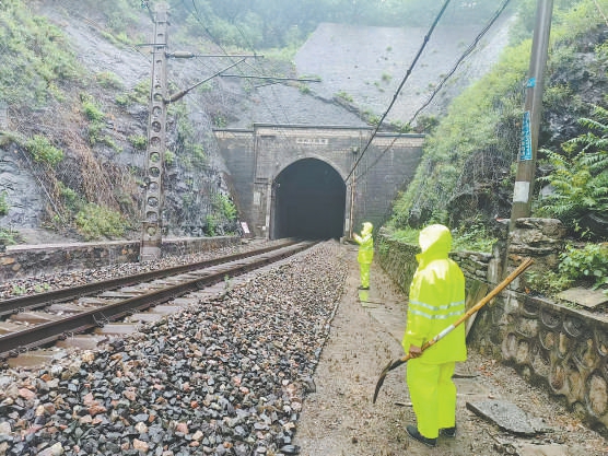 国铁北京局发动铁路沿线居民防汛巡查 6000“堡垒户”上岗