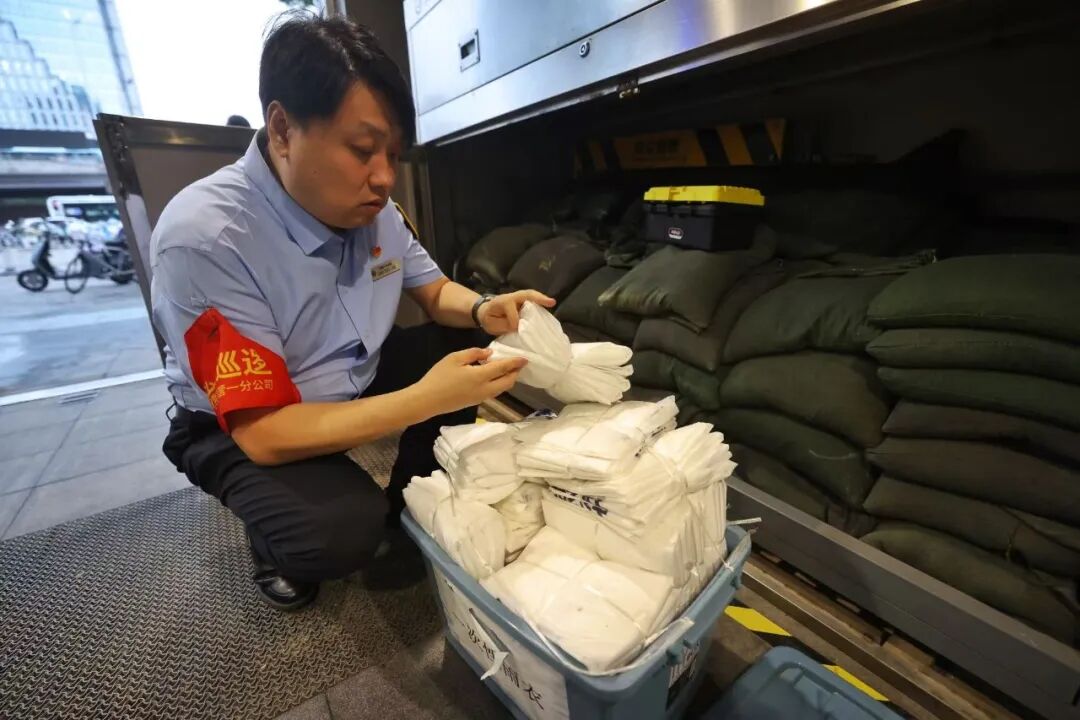 降雨期间,北京地铁100余万件便民雨衣免费发放! 降雨期间,北京地铁100余万件便民雨衣免费发放!