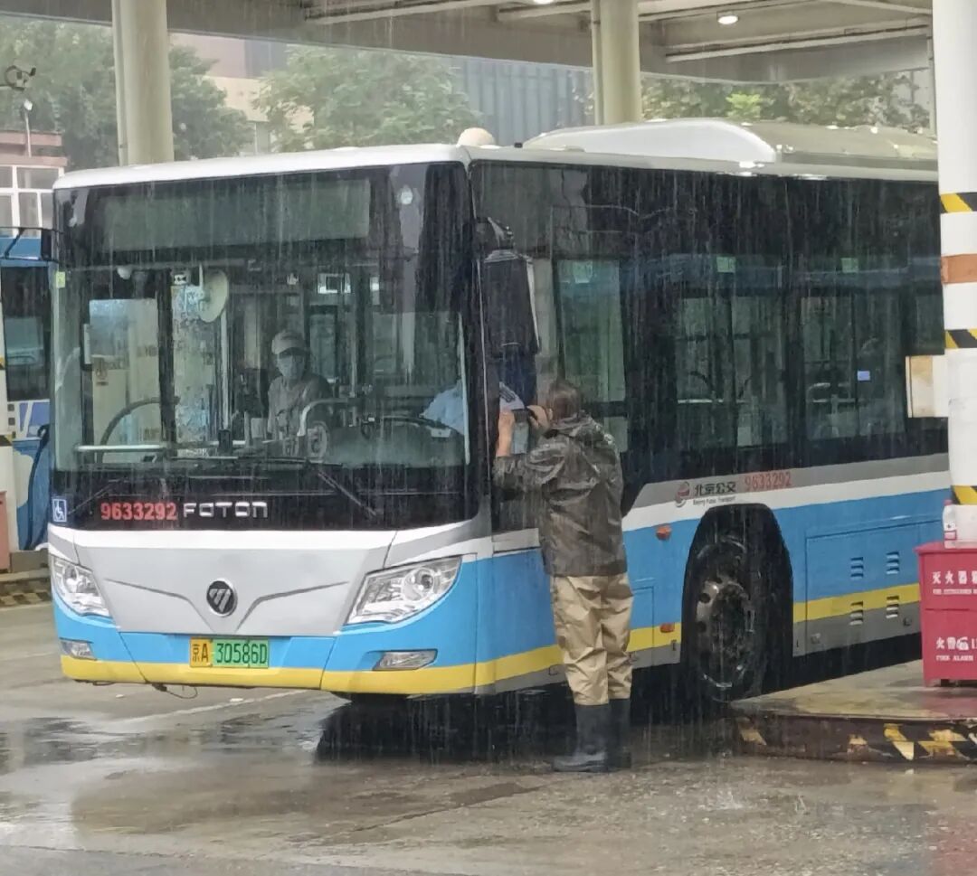 闻讯而动!风雨无阻护归途——北京公交电车蓝守护您的平安 闻讯而动!风雨无阻护归途——北京公交电车蓝守护您的平安