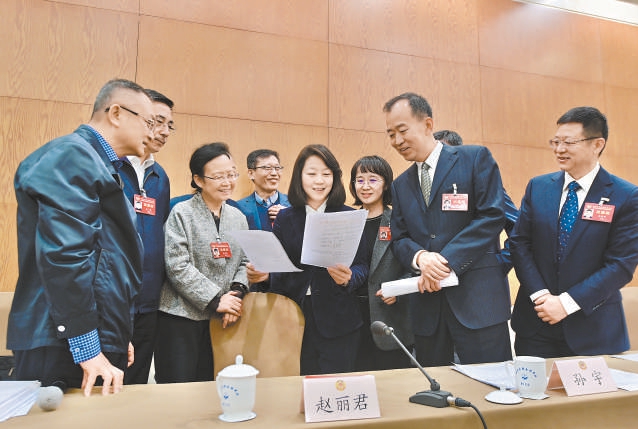 1月14日下午，市政协十四届三次会议分组讨论结束后，工会组的政协委员意犹未尽，持续展开热议。