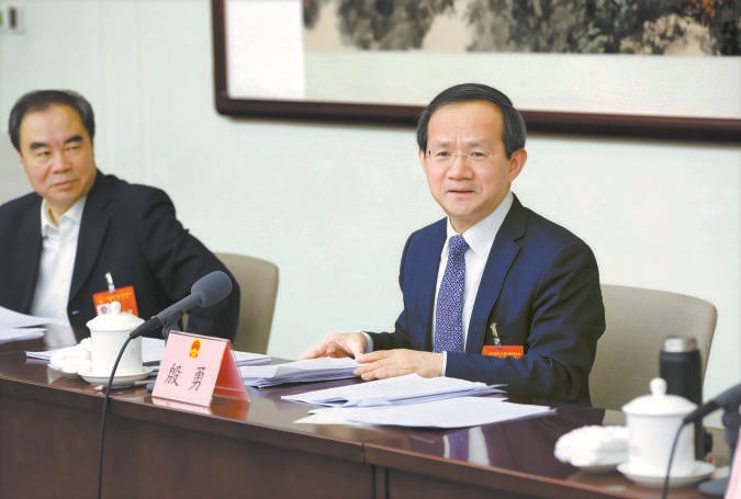 殷勇同志参加通州团分组审议。