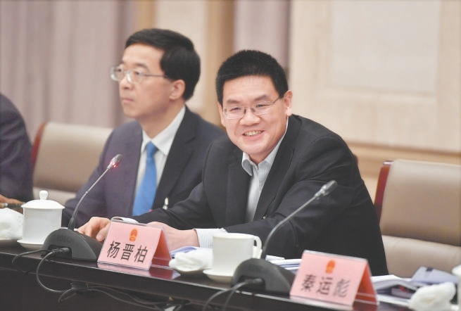 杨晋柏同志参加大兴团分组审议。