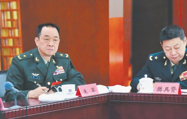 朱军同志参加解放军团分组审议。