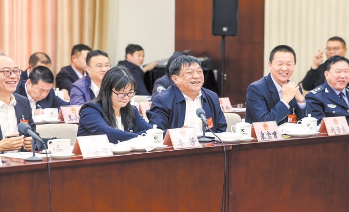 密云团小组会上，代表们热议政府工作报告。