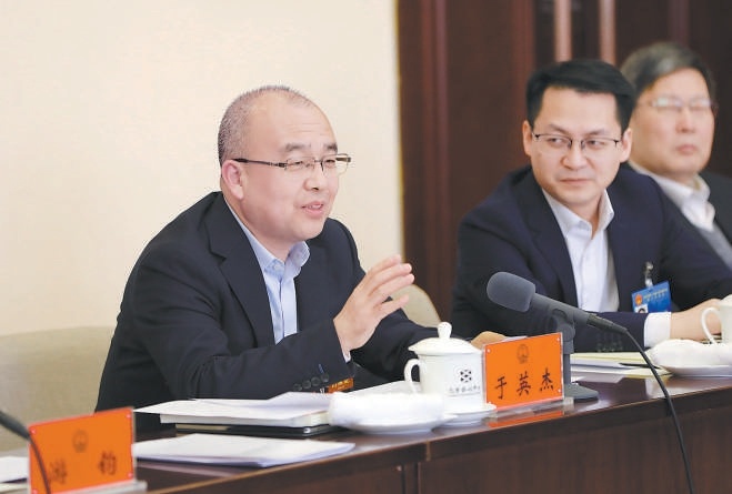 于英杰同志参加石景山团分组审议。