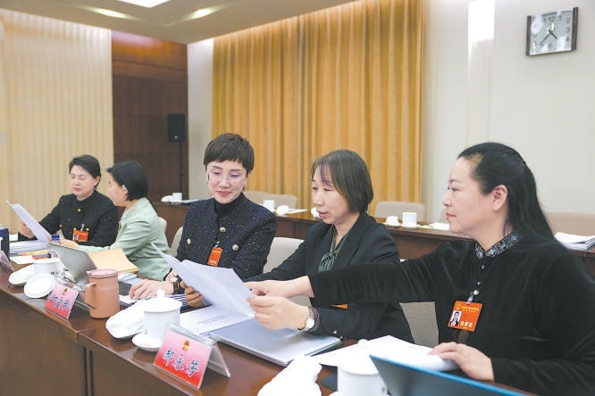 门头沟团代表们在会议间歇继续审议政府工作报告。