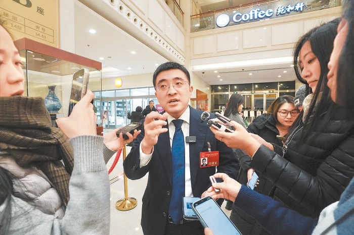 出席北京市第十六届人民代表大会第三次会议的延庆团代表许泽玮接受媒体采访。