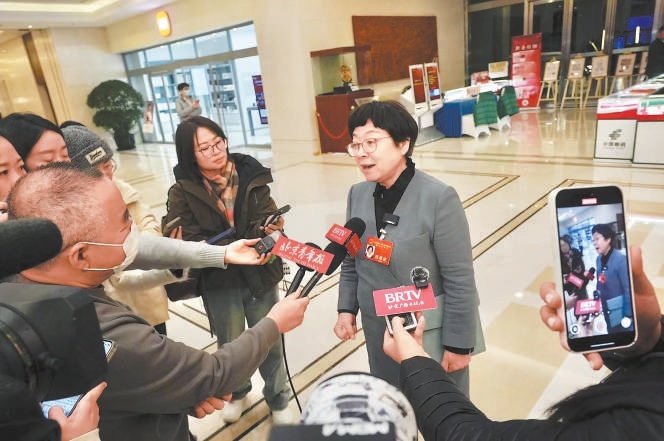 出席北京市第十六届人民代表大会第三次会议的石景山团代表安丽娟，就建立社区食堂为居民服务、“两园一河”接受媒体采访。