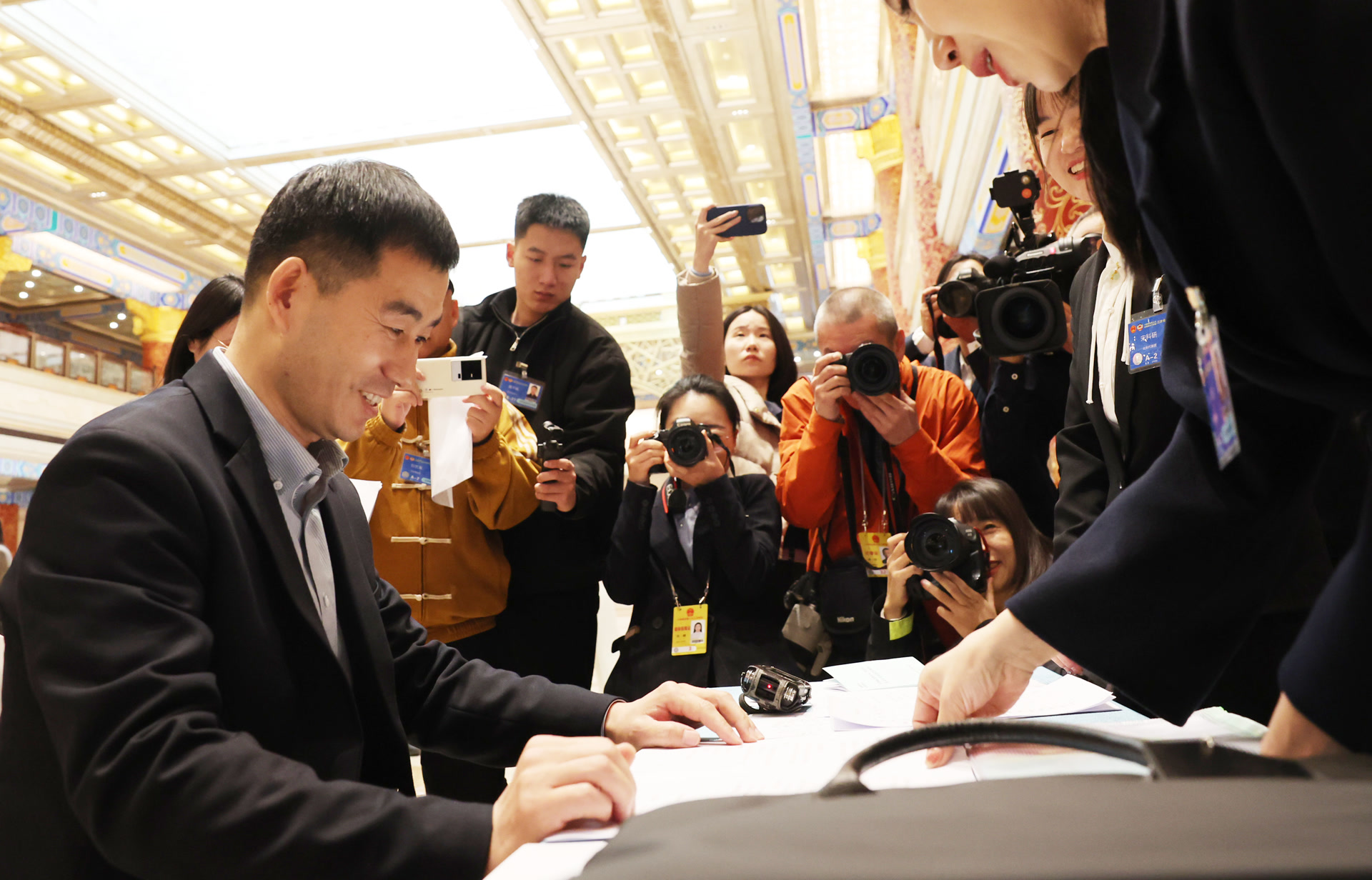 3月3日,出席十四届全国人大三次会议的北京团代表陆续来到北京会议中心驻地报到。 3月3日,出席十四届全国人大三次会议的北京团代表陆续来到北京会议中心驻地报到。