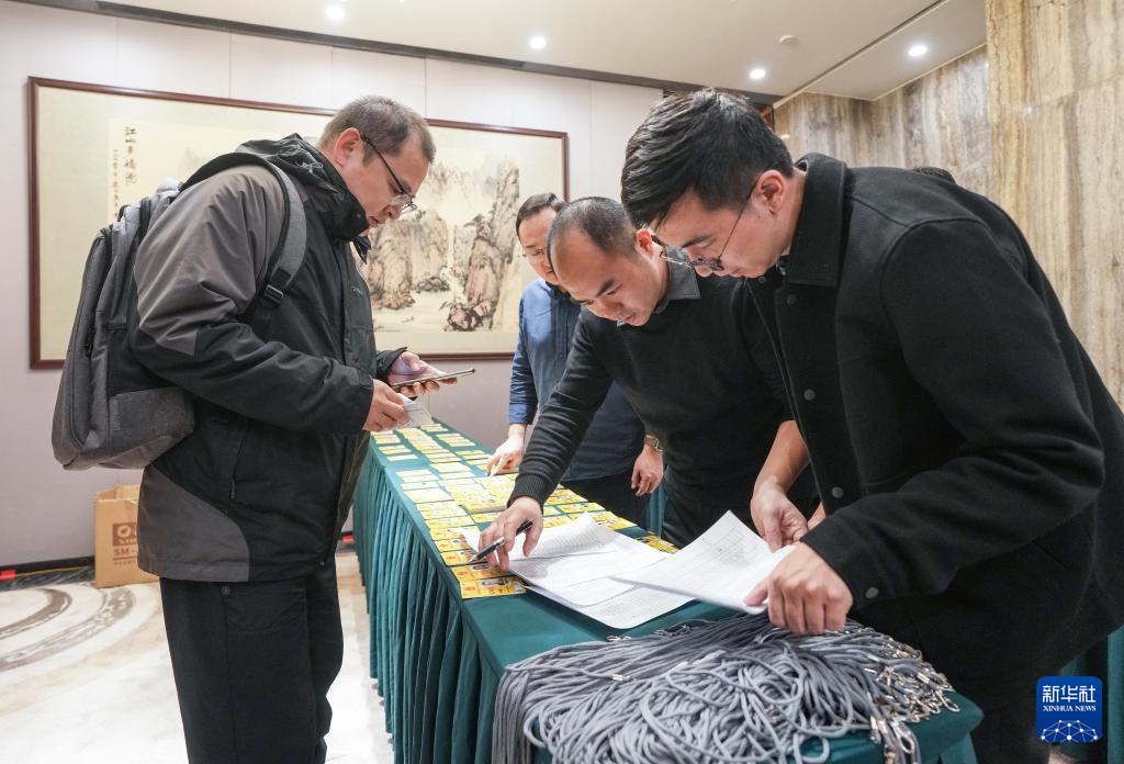 2月27日，记者在全国两会新闻中心领取记者证。