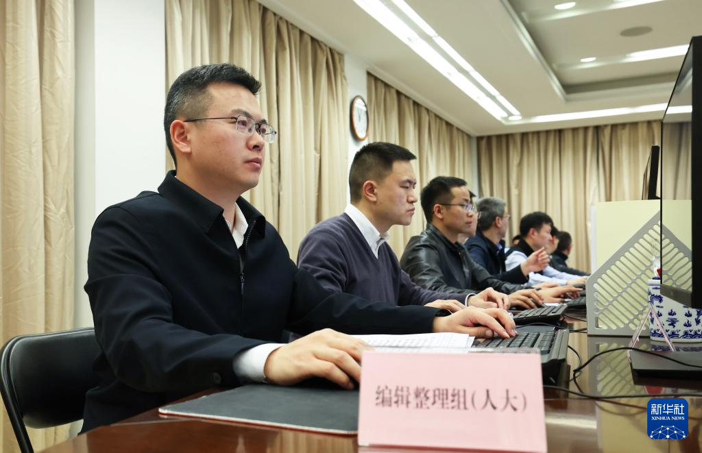 3月5日，工作人员将汇集的代表委员意见建议分类汇总。