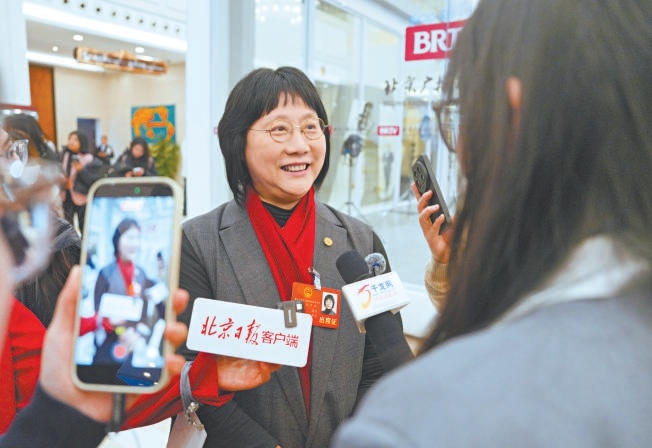 出席北京市第十六届人大四次会议的朝阳团代表李静接受媒体采访。