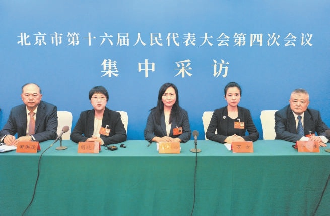 1月25日晚，市十六届人大四次会议举行第二场“履职新时代”代表集中采访活动，顺义团代表胡晓霞、丰台团代表张雪梅、石景山团代表万方、海淀团代表毕文胜分别介绍履职情况。